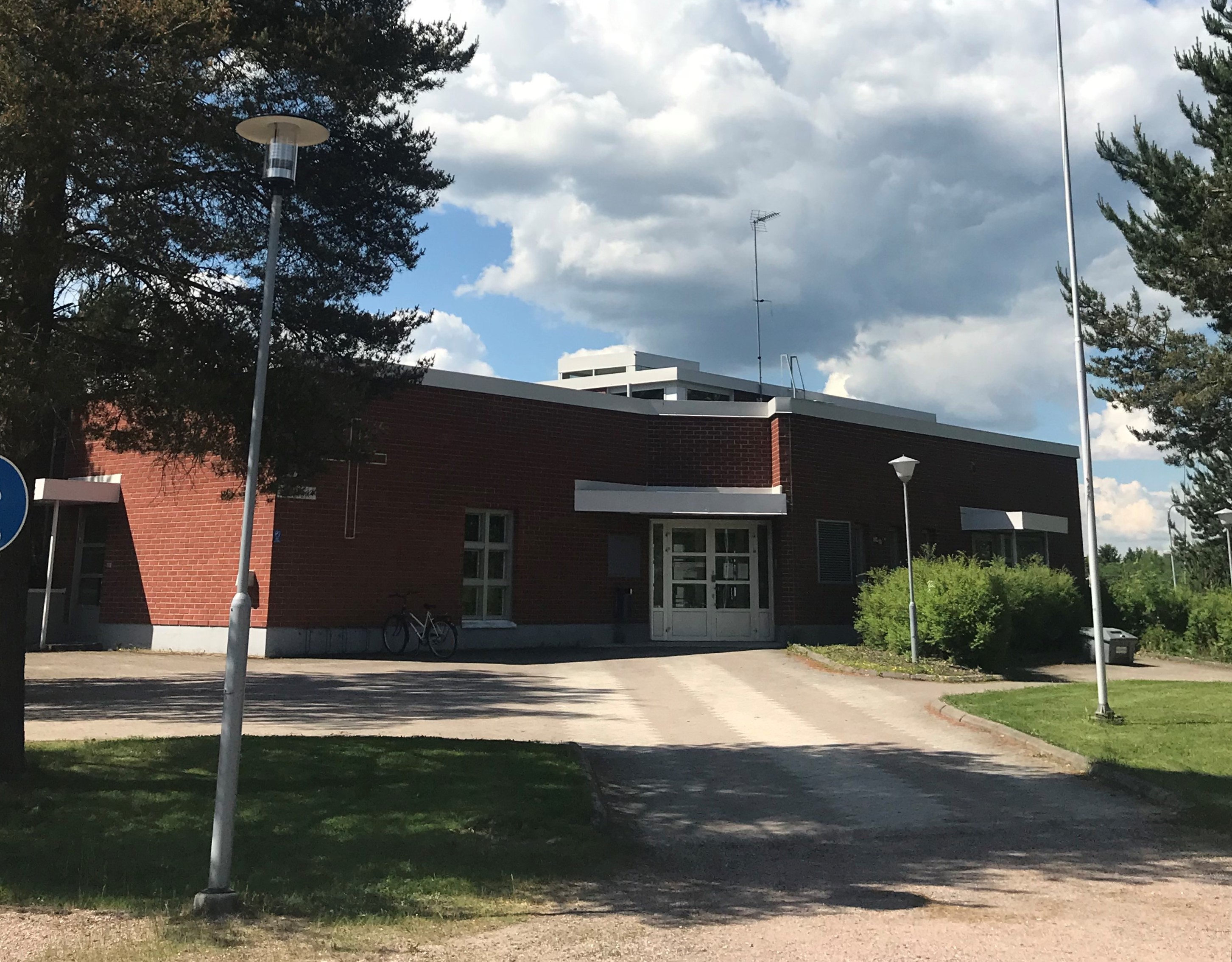 Oitin seurakuntatalo Oitin seurakuntatalo edestä